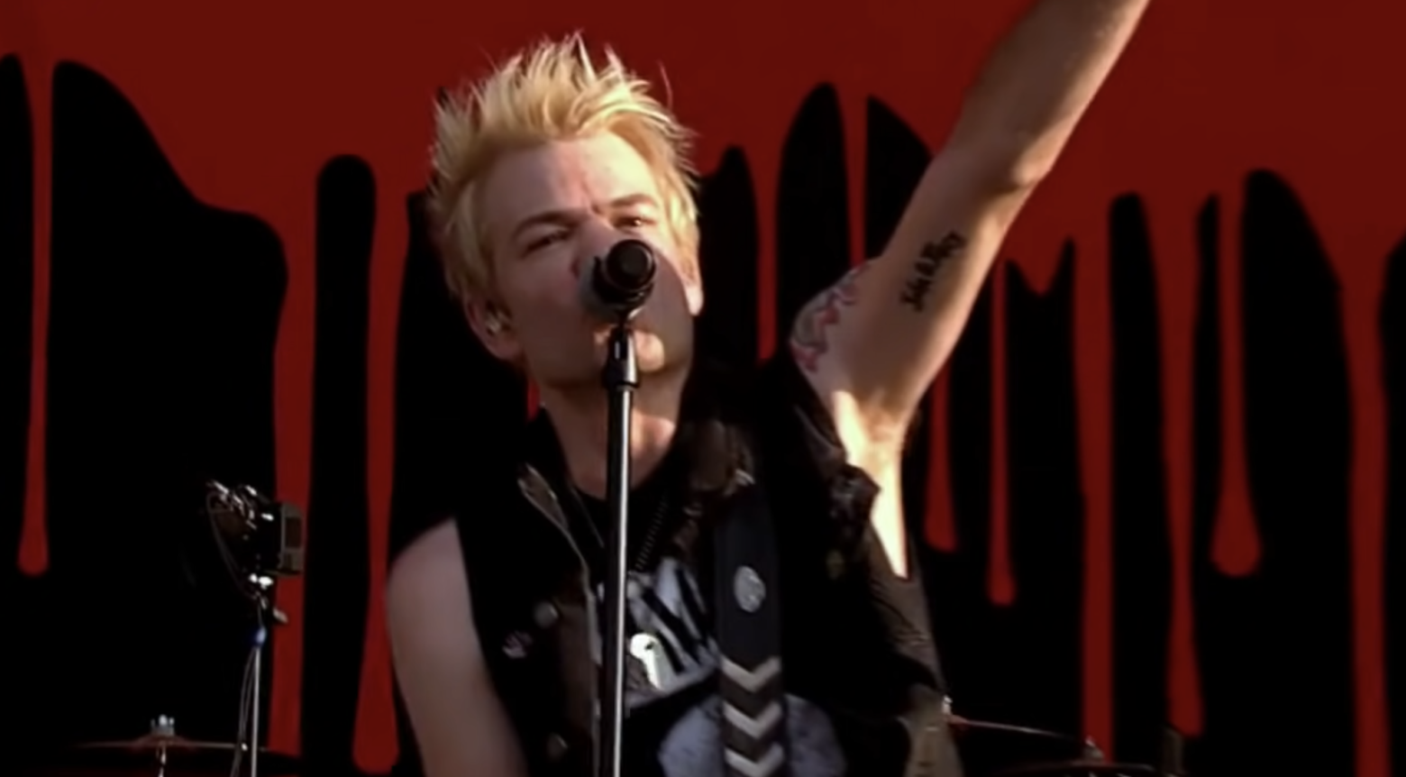 SUM 41’s DERYCK WHIBLEY In The Hospital With Pneumonia
